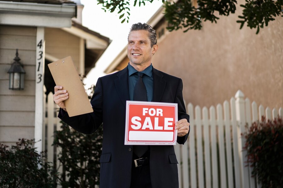 sale-agent-preparing-presenting-house_23-2149383575 Our cash home buyers